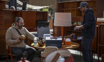 Varias personas visitan el tradicional mercado del Diseño con piezas únicas del siglo XX, el 20 de marzo de 2026 en Bruselas. EFE/Olatz Castrill