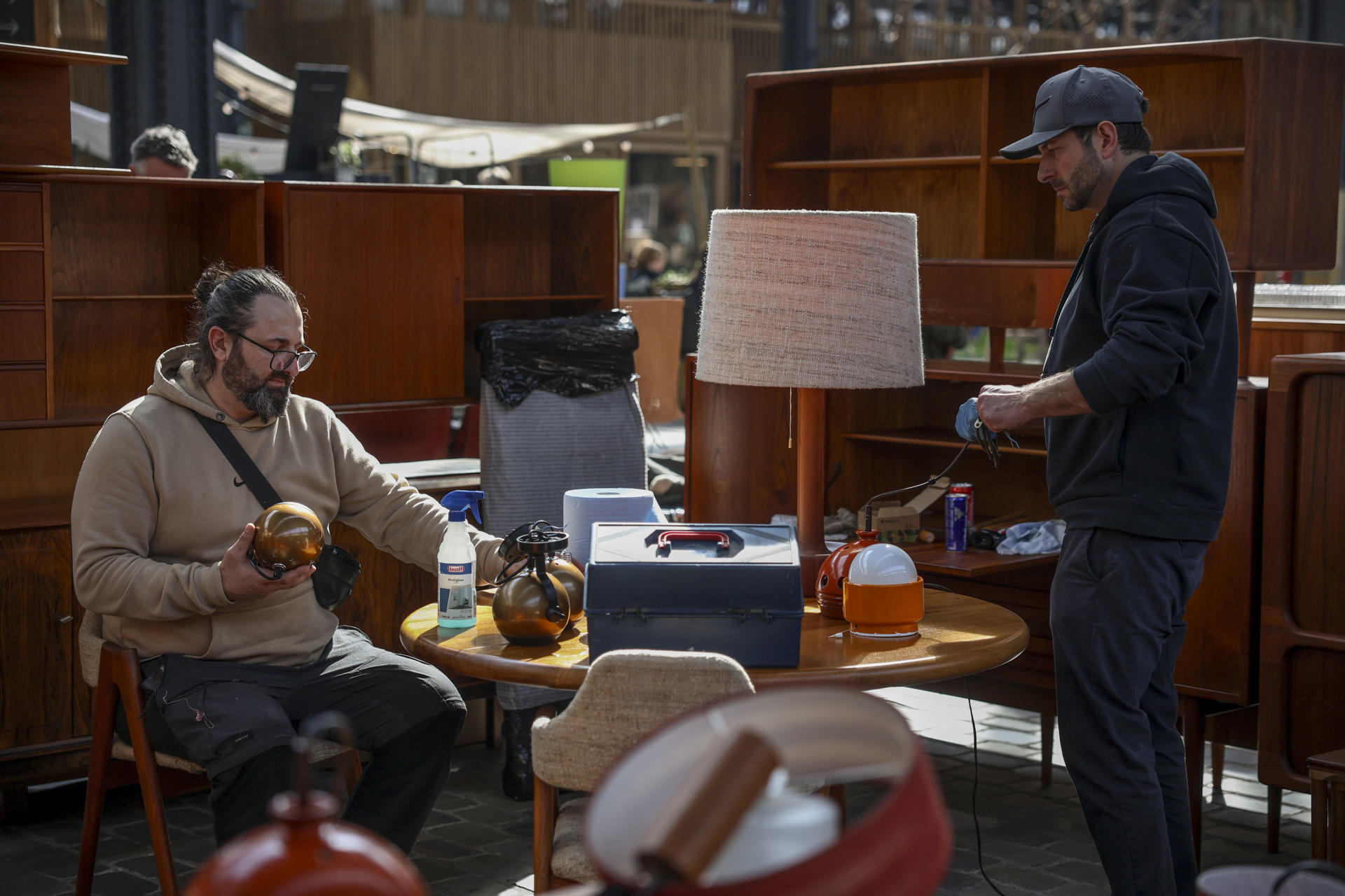 Varias personas visitan el tradicional mercado del Diseño con piezas únicas del siglo XX, el 20 de marzo de 2026 en Bruselas. EFE/Olatz Castrill
