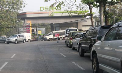 Una larga fila de coches aguarda su turno para repostar en una gasolinera de Rangún. 
EFE/EPA/NYEIN CHAN NAING