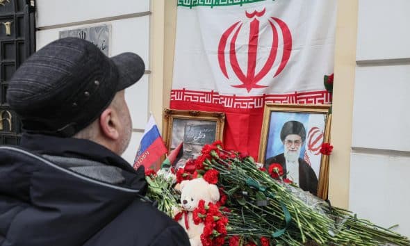 Un hombre ante las flores y el retrato del líder supremo de Irán, el ayatolá Ali Jameneí, cerca de la Embajada de Irán en Moscú. EFE/EPA/MAXIM SHIPENKOV