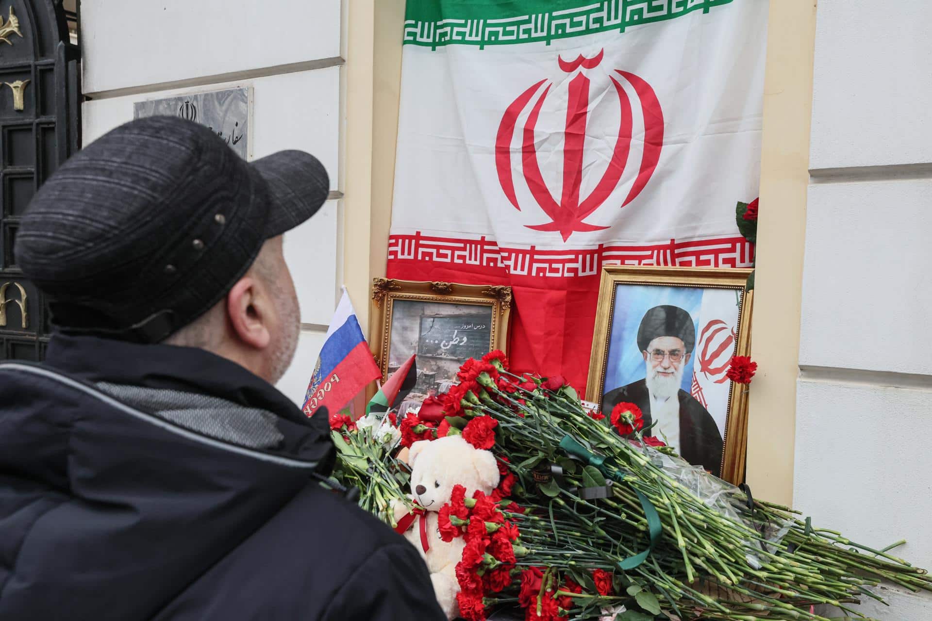 Un hombre ante las flores y el retrato del líder supremo de Irán, el ayatolá Ali Jameneí, cerca de la Embajada de Irán en Moscú. EFE/EPA/MAXIM SHIPENKOV