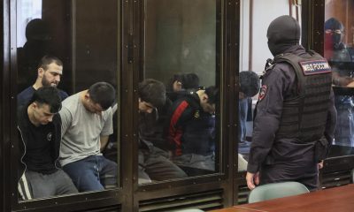 Foto del 4 de agosto de 2025 de los acusados en el caso del atentado terrorista en la sala de conciertos Crocus City Hall, durante una audiencia en el Segundo Tribunal Militar del Distrito Occidental de Moscú, Rusia. EFE/EPA/YURI KOCHETKOV