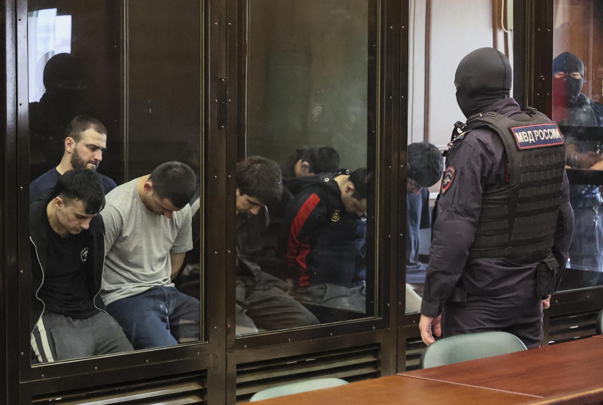Foto del 4 de agosto de 2025 de los acusados en el caso del atentado terrorista en la sala de conciertos Crocus City Hall, durante una audiencia en el Segundo Tribunal Militar del Distrito Occidental de Moscú, Rusia. EFE/EPA/YURI KOCHETKOV
