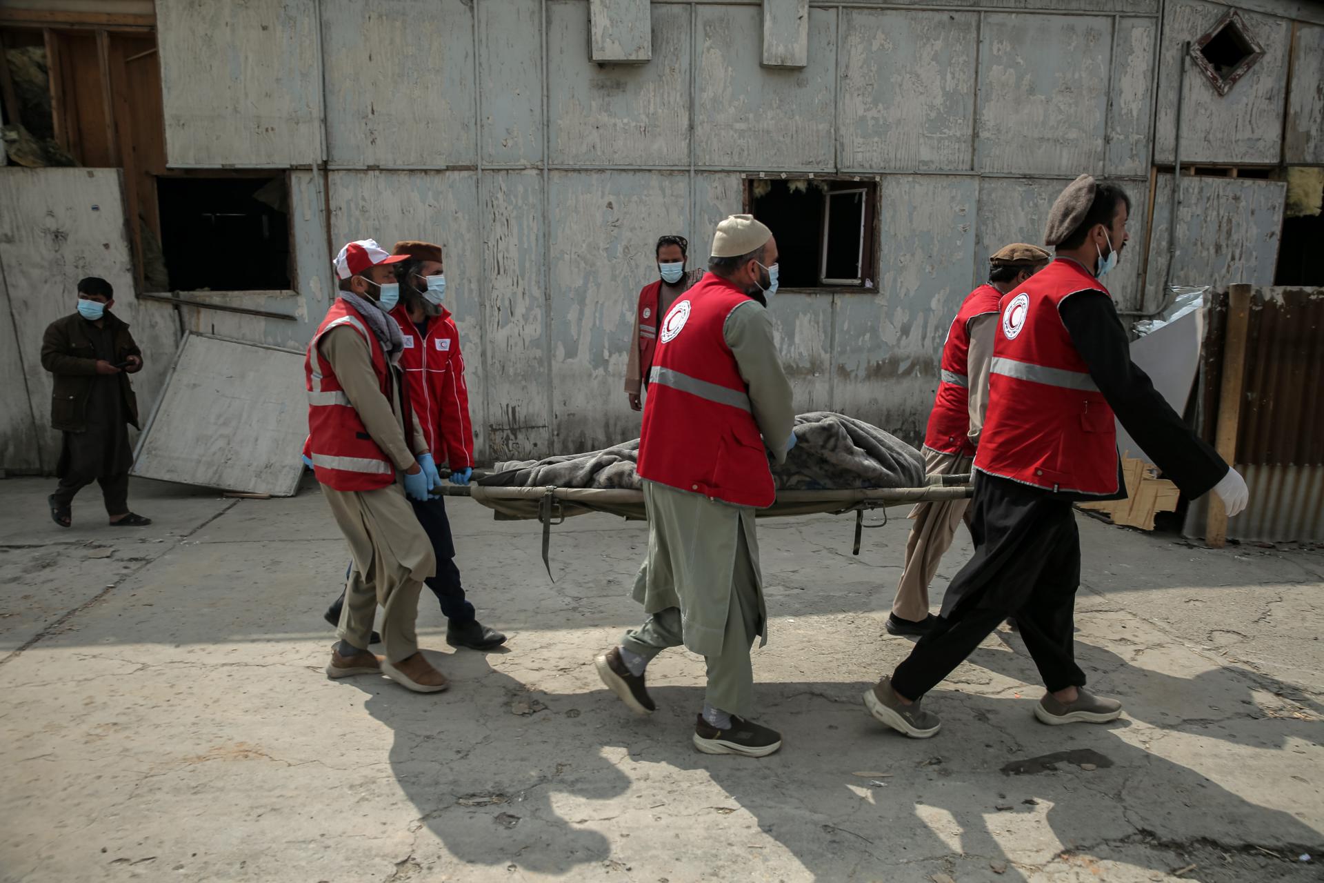 Voluntarios de la Media Luna Roja trasladan los cuerpos de las víctimas de supuestos bombardeos aéreos paquistaníes en Kabul, Afganistán, 17 de marzo de 2026. Las autoridades afganas afirmaron que los ataques de Pakistán apuntaron a un centro de rehabilitación de adicciones en Kabul, dejando al menos 400 muertos. La escalada se produce en medio de las crecientes tensiones en la frontera, ya que Pakistán afirma que apunta a bases del Tehreek-e-Taliban Pakistan (TTP), al que culpa de los ataques en su territorio. (Afganistán) EFE/EPA/SAMIULLAH POPAL