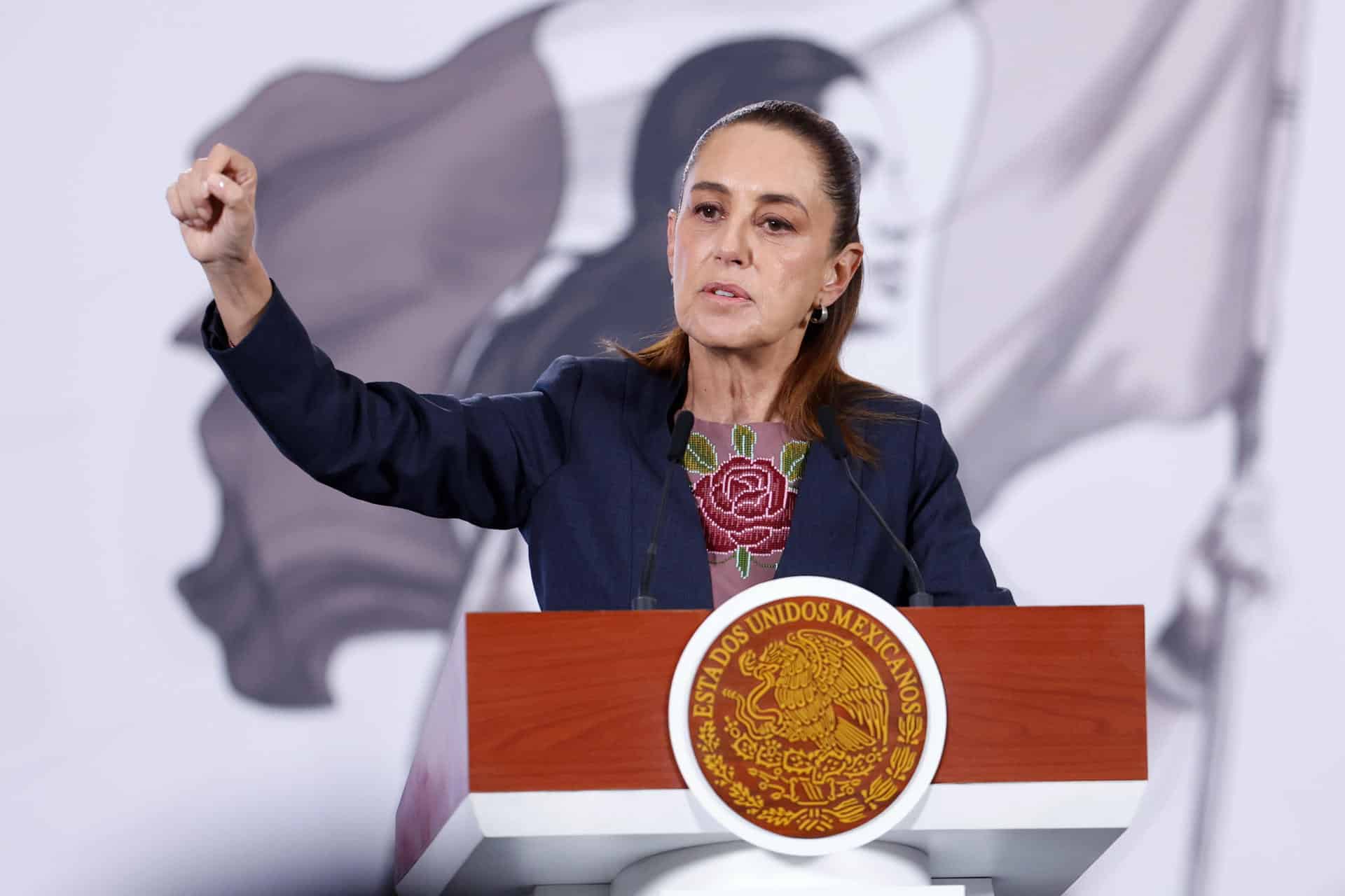 La presidenta de México, Claudia Sheinbaum, habla durante una rueda de prensa este lunes, en el Palacio Nacional de Ciudad de México (México). EFE/ Sáshenka Gutiérrez