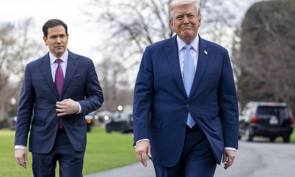 El presidente de Estados Unidos, Donald Trump, junto al secretario de Estado de Estados Unidos, Marco Rubio. EFE/Shawn Thew