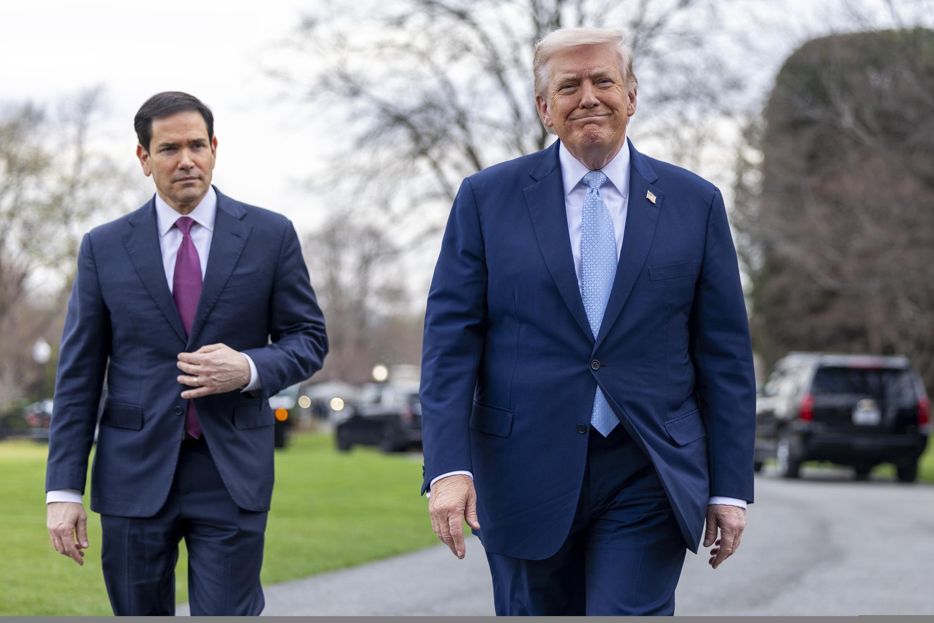 El presidente de Estados Unidos, Donald Trump, junto al secretario de Estado de Estados Unidos, Marco Rubio. EFE/Shawn Thew