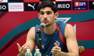 El jugador Gonçalo Guedes de la Selección de Portugal habla en una rueda de prensa este miércoles, previo a un juego amistoso contra la Selección de México, en el balneario de Cancún (México). EFE/ Alonso Cupul
