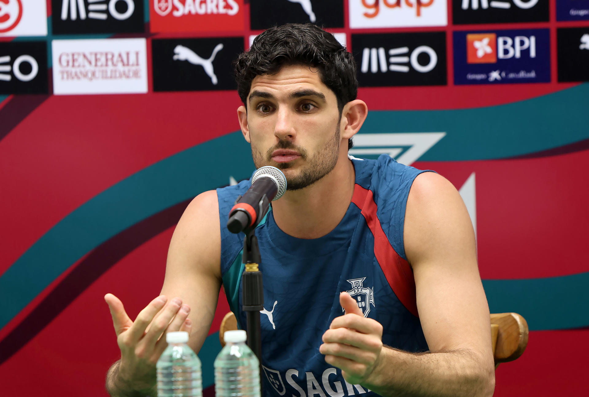 El jugador Gonçalo Guedes de la Selección de Portugal habla en una rueda de prensa este miércoles, previo a un juego amistoso contra la Selección de México, en el balneario de Cancún (México). EFE/ Alonso Cupul