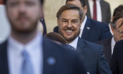 El representante diplomático de Venezuela ante Estados Unidos, Felix Plasencia (c), asiste a un encuentro con el secretario de Interior de Estados Unidos, Doug Burgum, y la presidenta encargada de Venezuela, Delcy Rodríguez. Imagen de archivo. EFE/ Miguel Gutiérrez