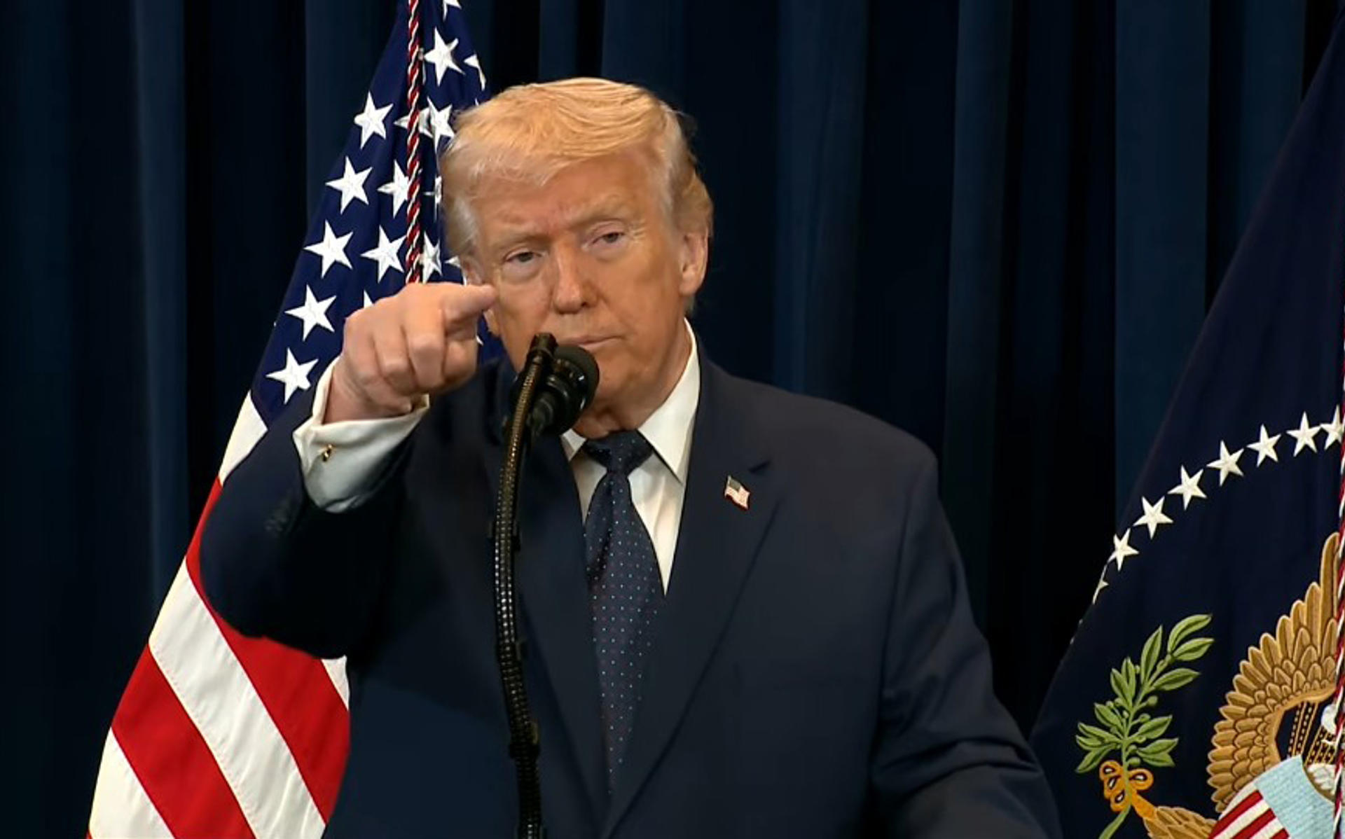 Captura de video de una transmisión de La Casa Blanca del presidente de Estados Unidos, Donald Trump, durante una rueda de prensa este lunes, en Miami (FL, EE.UU.). EFE/ La Casa Blanca /SOLO USO EDITORIAL/ SOLO DISPONIBLE PARA ILUSTRAR LA NOTICIA QUE ACOMPAÑA (CRÉDITO OBLIGATORIO)