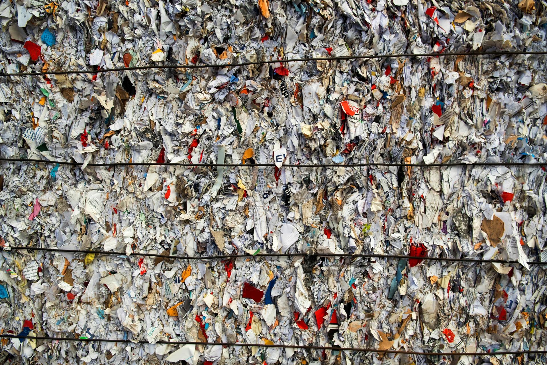 Vista de archivo de residuos de papel en una planta de reciclaje. EFE/ Raúl Caro Cadenas