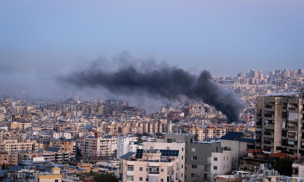 Beirut amanece con columnas de humo tras los bombardeos israelíes que han sacudido el suburbio sur de Dahye durante toda la noche. EFE/ Edgar Gutiérrez