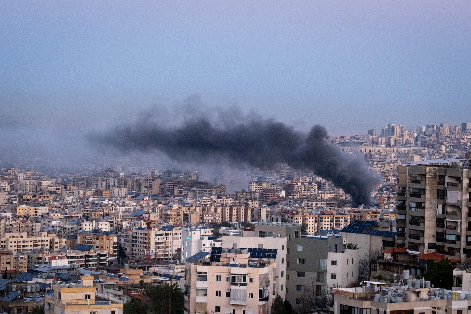 Beirut amanece con columnas de humo tras los bombardeos israelíes que han sacudido el suburbio sur de Dahye durante toda la noche. EFE/ Edgar Gutiérrez