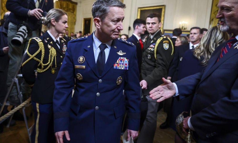 Fotografía del 2 de marzo del jefe del Estado Mayor Conjunto de EE.UU., Dan Caine (C), en Washington. EFE/EPA/JIM LO SCALZO / POOL