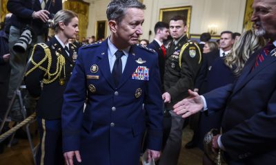 Fotografía del 2 de marzo del jefe del Estado Mayor Conjunto de EE.UU., Dan Caine (C), en Washington. EFE/EPA/JIM LO SCALZO / POOL