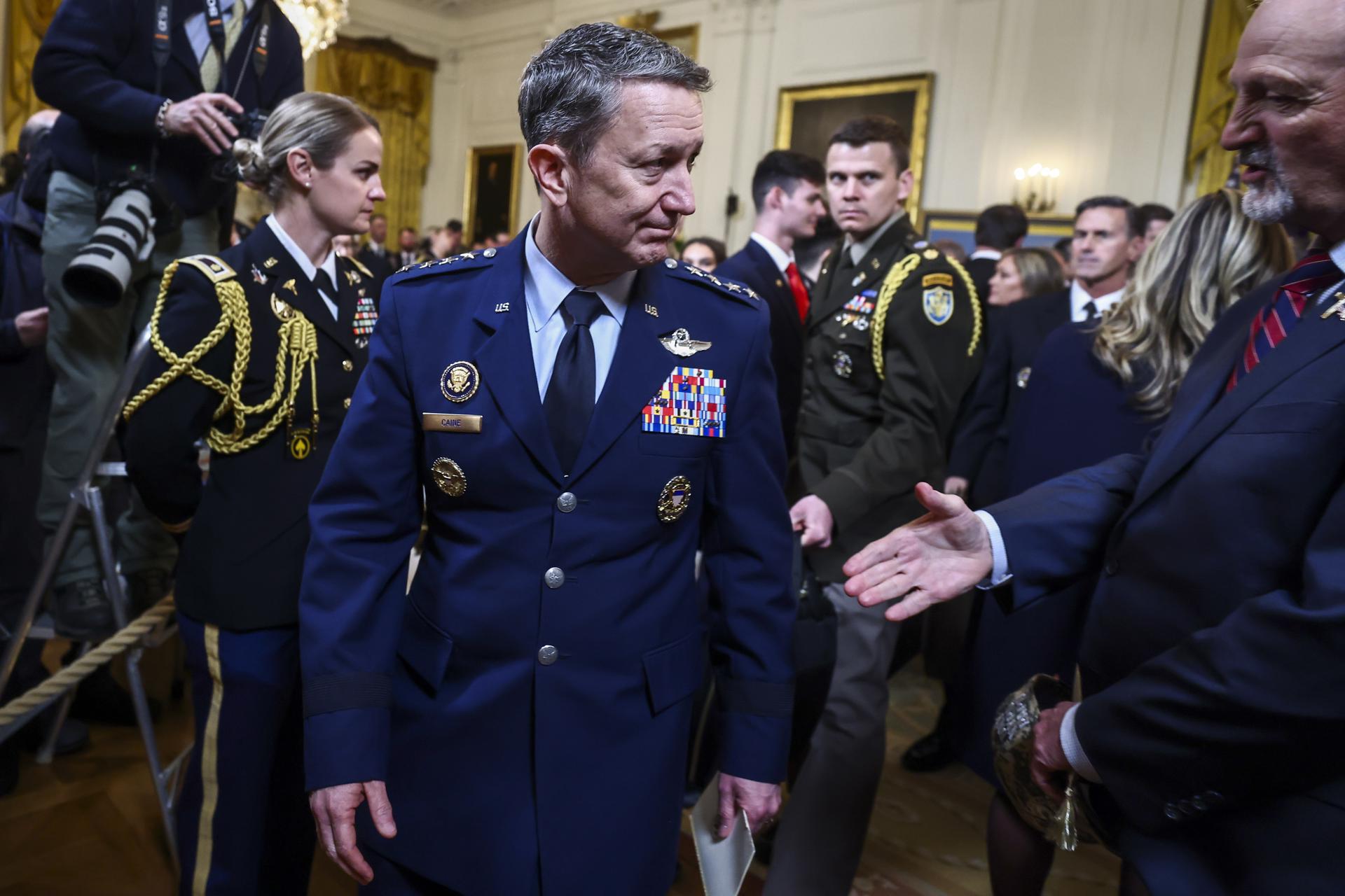 Fotografía del 2 de marzo del jefe del Estado Mayor Conjunto de EE.UU., Dan Caine (C), en Washington. EFE/EPA/JIM LO SCALZO / POOL