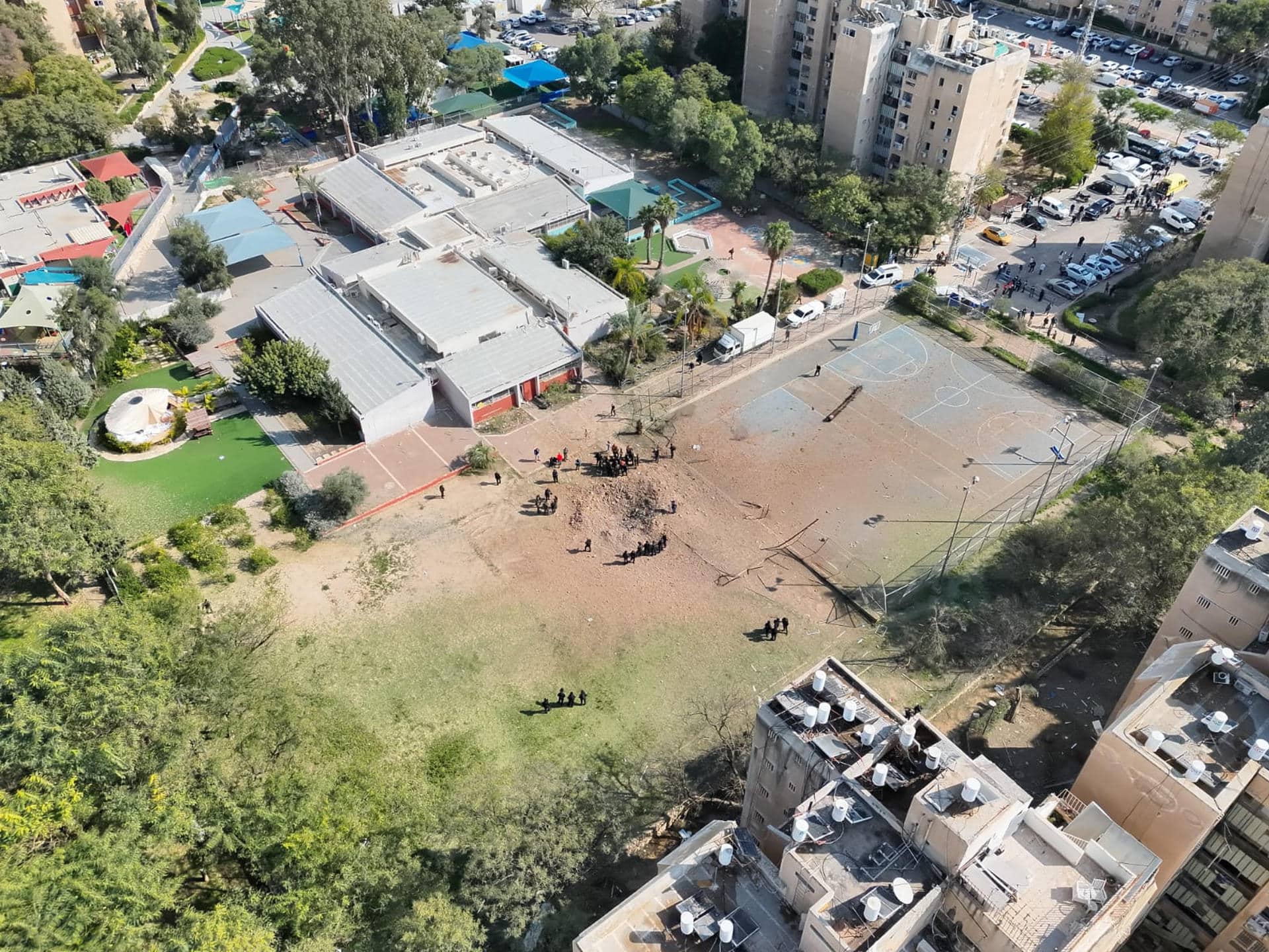 - Un joven resultó herido de carácter moderado y otras 18 personas lo están en estado leve tras el impacto de un misil en una zona abierta en Beersheva, en el sur de Israel, y la subsecuente ola expansiva que habría estallado cristales de un edificio. EFE/ United Hatzalah of Israel - SOLO USO EDITORIAL/SOLO DISPONIBLE PARA ILUSTRAR LA NOTICIA QUE ACOMPAÑA (CRÉDITO OBLIGATORIO) -