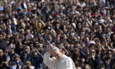 El Papa León XIV llega a su audiencia general semanal en la Plaza de San Pedro, Ciudad del Vaticano, este miércoles.-EFE/ Massimo Percossi