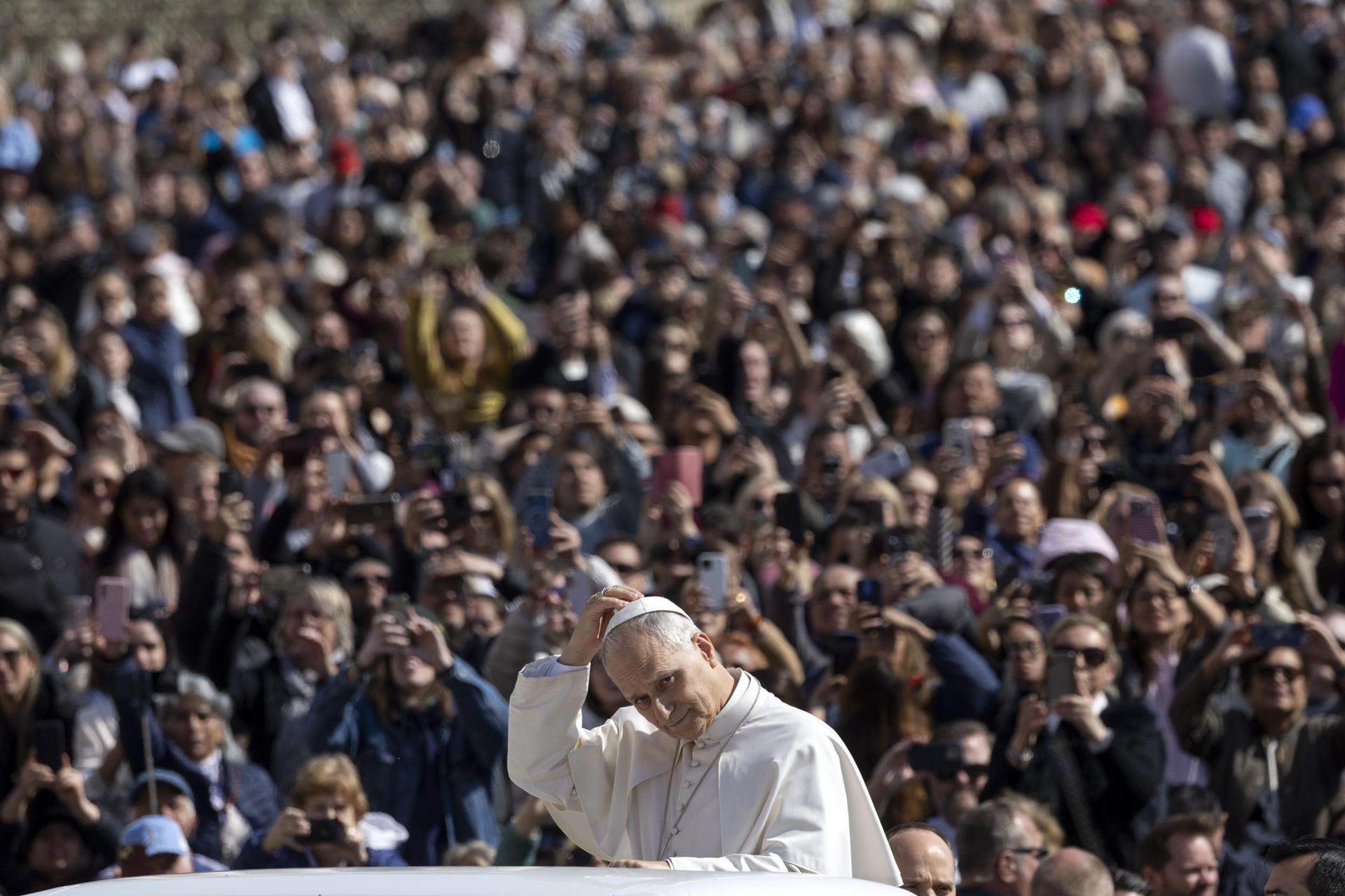 El Papa León XIV llega a su audiencia general semanal en la Plaza de San Pedro, Ciudad del Vaticano, este miércoles.-EFE/ Massimo Percossi