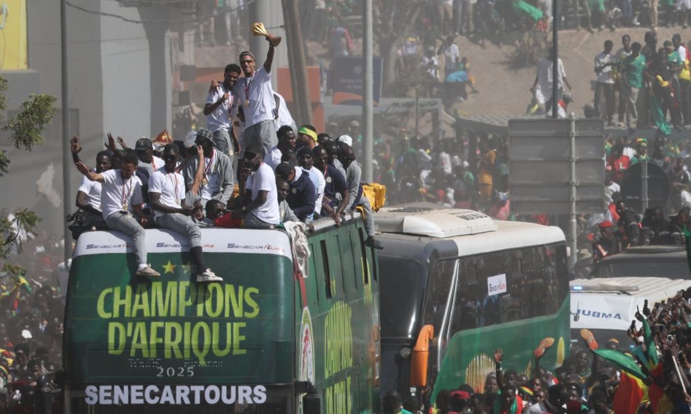 La selección de fútbol de Senegal celebra el 20 de enero en Dakar la Copa Africa. EFE/EPA/JEROME FAVRE