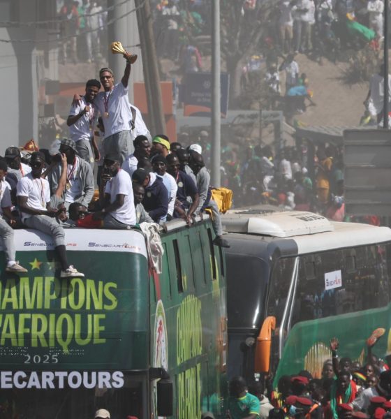 La selección de fútbol de Senegal celebra el 20 de enero en Dakar la Copa Africa. EFE/EPA/JEROME FAVRE
