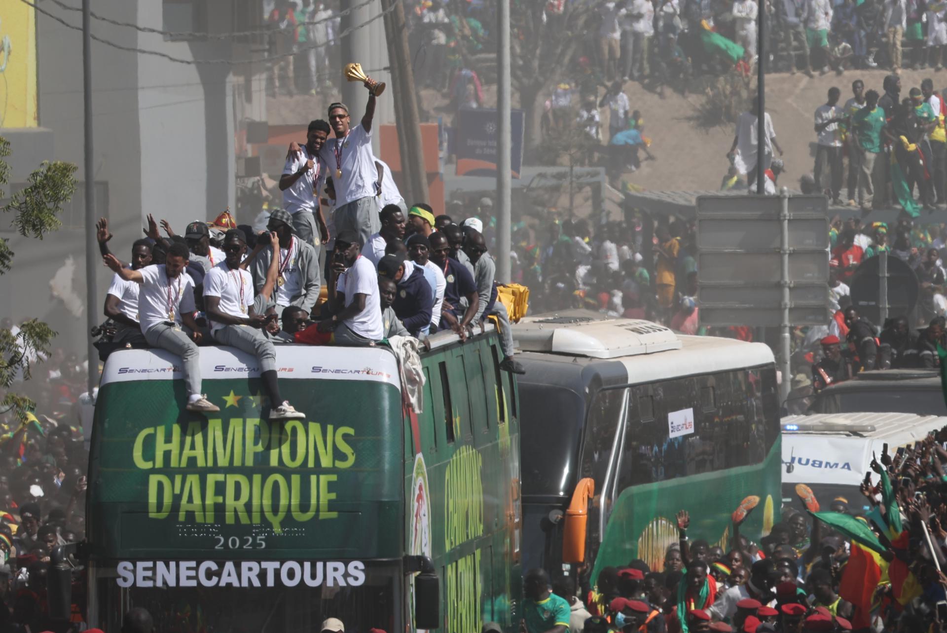 La selección de fútbol de Senegal celebra el 20 de enero en Dakar la Copa Africa. EFE/EPA/JEROME FAVRE