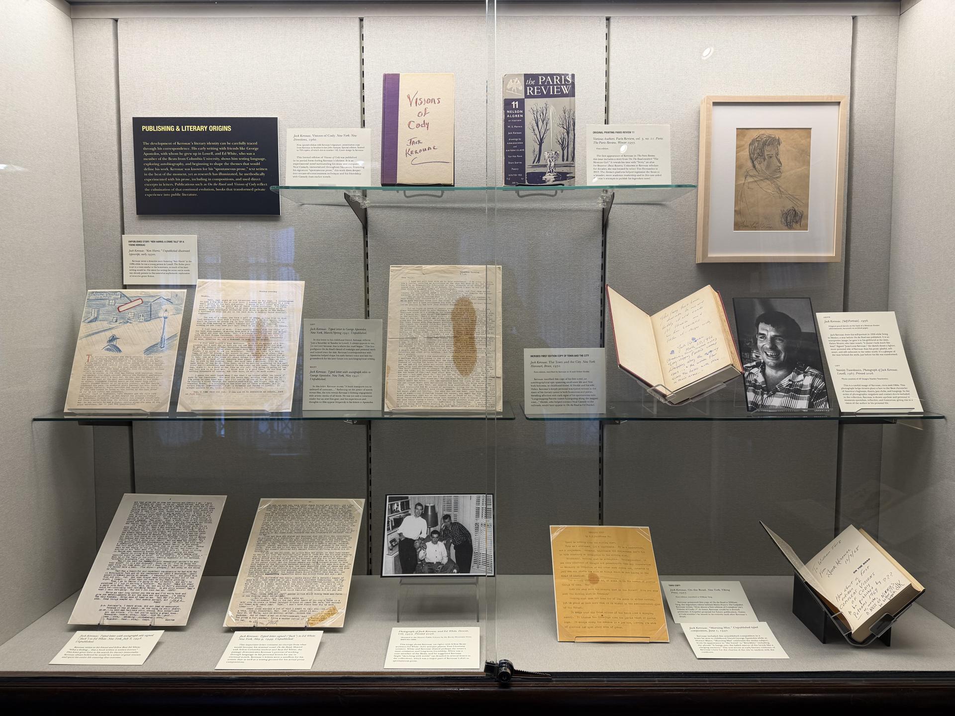 Fotografía de unos libros autografíados y unos originales de los escritos del novelista estadounidense Jack Kerouac durante la exposición 'Running Through Heaven: Visions of Jack Kerouac' en el Grolier Club en Nueva York (EE.UU.). EFE/Sarah Yáñez-Richards