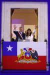 El presidente de Chile, José Antonio Kast (i), saluda junto a su esposa, María Pía Adriasola, este 11 de marzo de 2026, desde el balcón del Palacio de la Moneda (sede de Gobierno), en Santiago. EFE/ Elvis González
