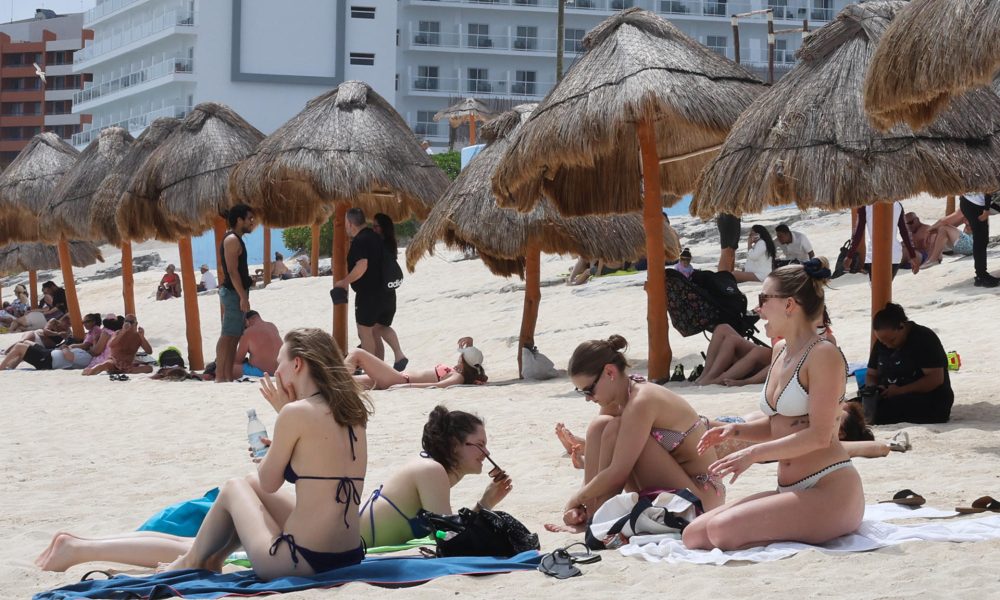 Personas descansan en la playa en Cancún (México). EFE/ Alonso Cupul