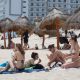 Personas descansan en la playa en Cancún (México). EFE/ Alonso Cupul