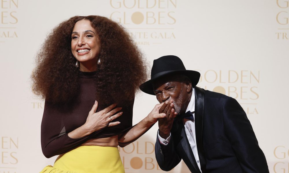 El actor brasileño Antônio Pitanga (d) y su hija Camila Pitanga posan en la alfombra roja durante la Gala Tributo a los Globos de Oro este miércoles, en el hotel Copacabana Palace de Río de Janeiro (Brasil). EFE/ Antonio Lacerda