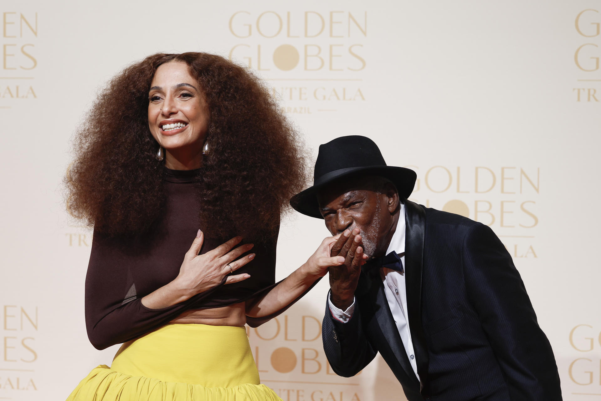 El actor brasileño Antônio Pitanga (d) y su hija Camila Pitanga posan en la alfombra roja durante la Gala Tributo a los Globos de Oro este miércoles, en el hotel Copacabana Palace de Río de Janeiro (Brasil). EFE/ Antonio Lacerda