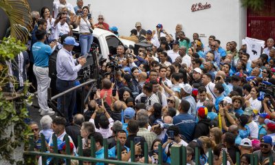 El coordinador nacional del partido Vente Venezuela (VV), Henry Alviárez (i-arriba), participa junto a simpatizantes durante el acto de reapertura de la sede de su partido este sábado, en Caracas (Venezuela). EFE/ Miguel Gutierrez