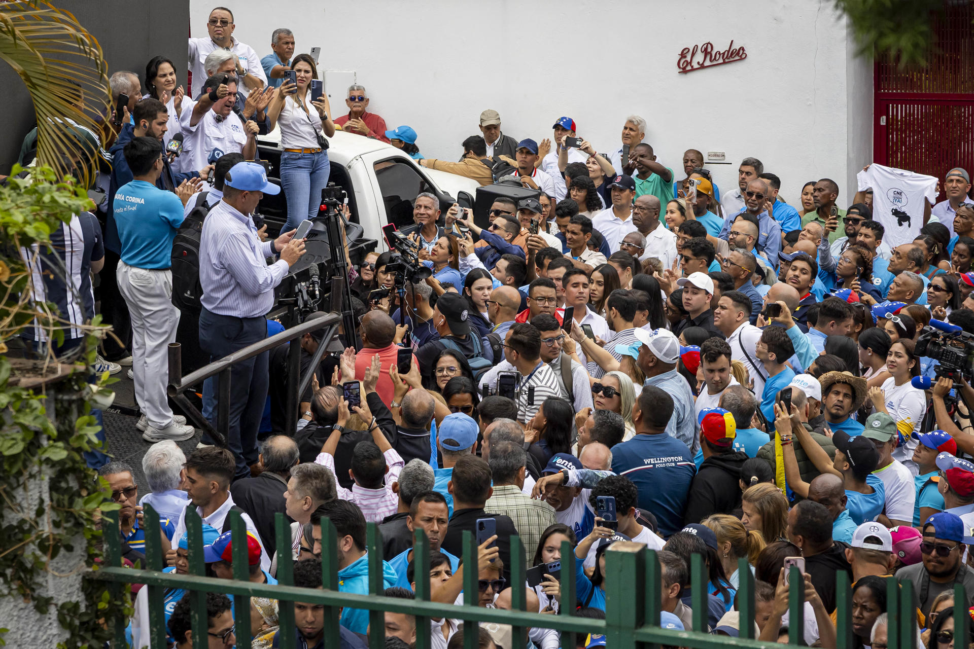 El coordinador nacional del partido Vente Venezuela (VV), Henry Alviárez (i-arriba), participa junto a simpatizantes durante el acto de reapertura de la sede de su partido este sábado, en Caracas (Venezuela). EFE/ Miguel Gutierrez
