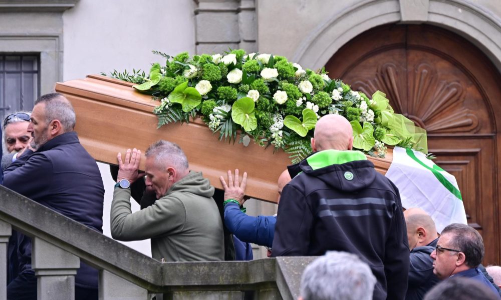 Varias personas cargan el ataúd durante el funeral del fundador del partido Liga Norte, Umberto Bossi, en Pontida, Italia, el 22 de marzo de 2026. EFE/EPA/MICHELE MARAVIGLIA
