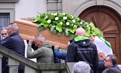 Varias personas cargan el ataúd durante el funeral del fundador del partido Liga Norte, Umberto Bossi, en Pontida, Italia, el 22 de marzo de 2026. EFE/EPA/MICHELE MARAVIGLIA