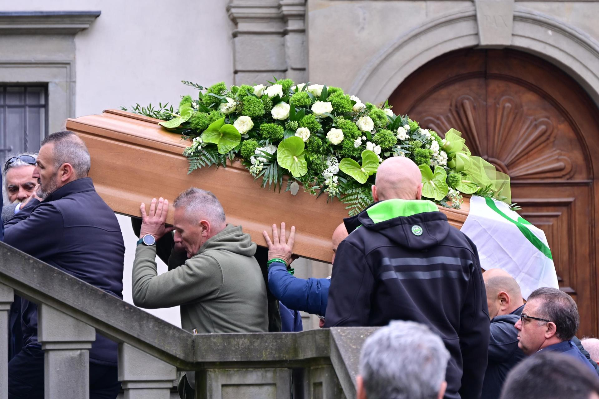 Varias personas cargan el ataúd durante el funeral del fundador del partido Liga Norte, Umberto Bossi, en Pontida, Italia, el 22 de marzo de 2026. EFE/EPA/MICHELE MARAVIGLIA