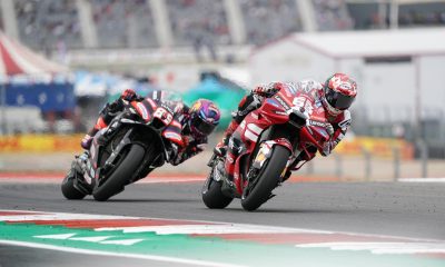 El español Jorge Martín, piloto de Aprilia Racing (izquierda), y el piloto de Ducati Lenovo, el italiano Francesco Bagnaia, en acción durante la segunda sesión de entrenamientos libres del Gran Premio de Motociclismo de Estados Unidos en el Circuito de las Americas en Austin, Texas (EE.UU.). EFE/DUSTIN SAFRANEK