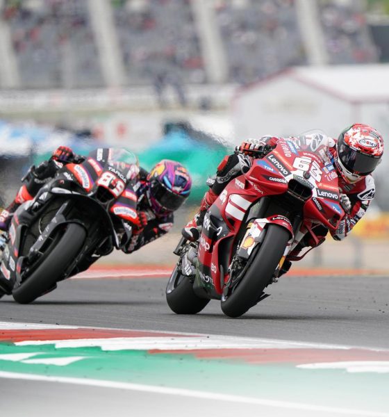 El español Jorge Martín, piloto de Aprilia Racing (izquierda), y el piloto de Ducati Lenovo, el italiano Francesco Bagnaia, en acción durante la segunda sesión de entrenamientos libres del Gran Premio de Motociclismo de Estados Unidos en el Circuito de las Americas en Austin, Texas (EE.UU.). EFE/DUSTIN SAFRANEK
