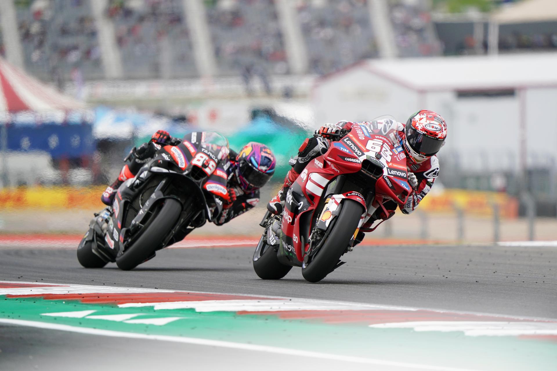 El español Jorge Martín, piloto de Aprilia Racing (izquierda), y el piloto de Ducati Lenovo, el italiano Francesco Bagnaia, en acción durante la segunda sesión de entrenamientos libres del Gran Premio de Motociclismo de Estados Unidos en el Circuito de las Americas en Austin, Texas (EE.UU.). EFE/DUSTIN SAFRANEK