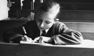 El infante Alfonso de Borbón, fallecido de forma trágica hace 70 años, durante su examen de ingreso en el Bachillerato español en 1951. EFE/aa/Archivo