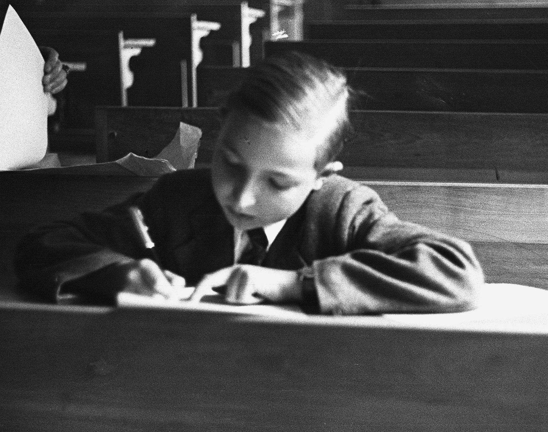 El infante Alfonso de Borbón, fallecido de forma trágica hace 70 años, durante su examen de ingreso en el Bachillerato español en 1951. EFE/aa/Archivo