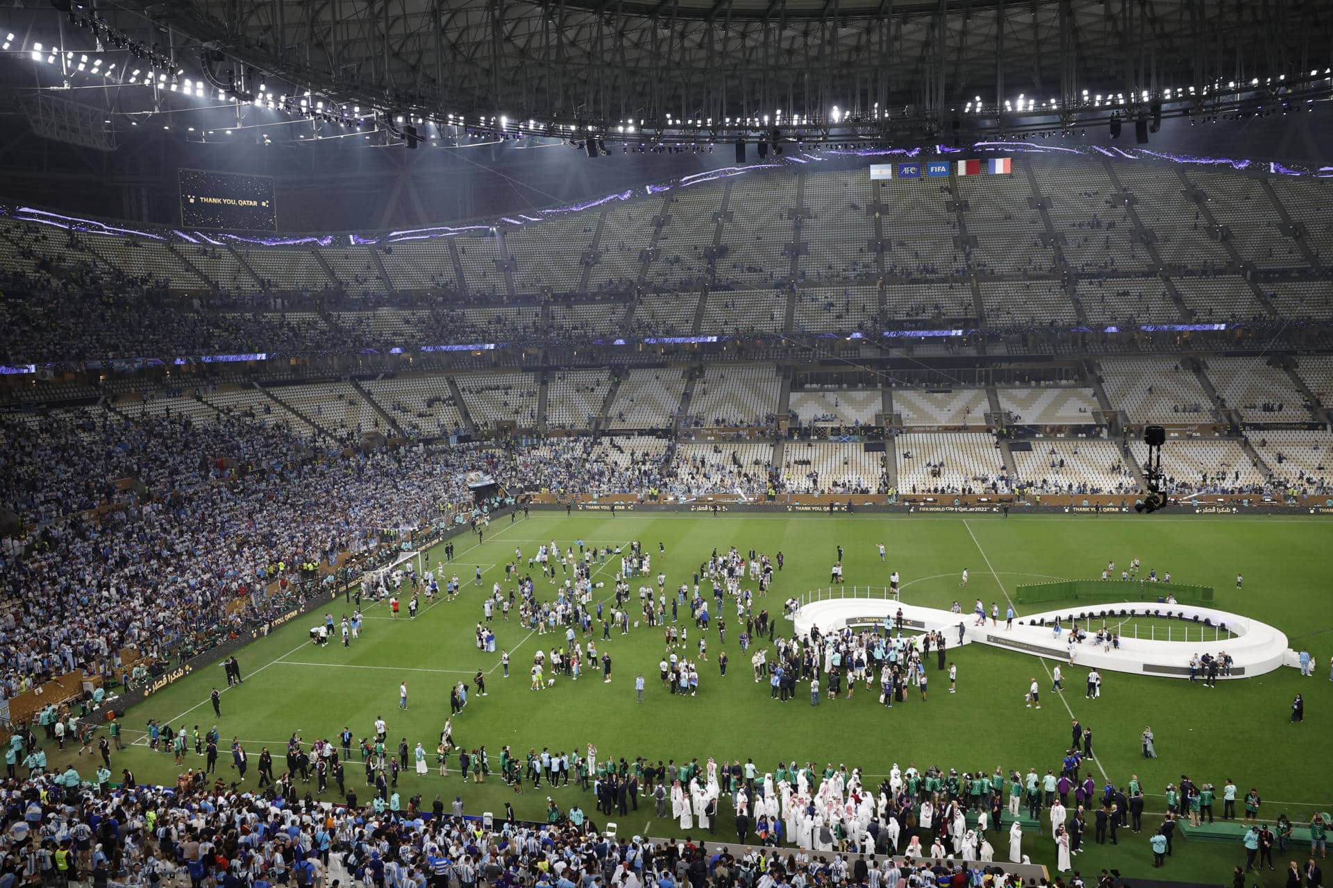 Jugadores de Argentina celebran tras ganar la final del Mundial de Fútbol Qatar 2022 en el estadio de Lusail (Catar) en foto de archivo de Alberto Estevez. EFE