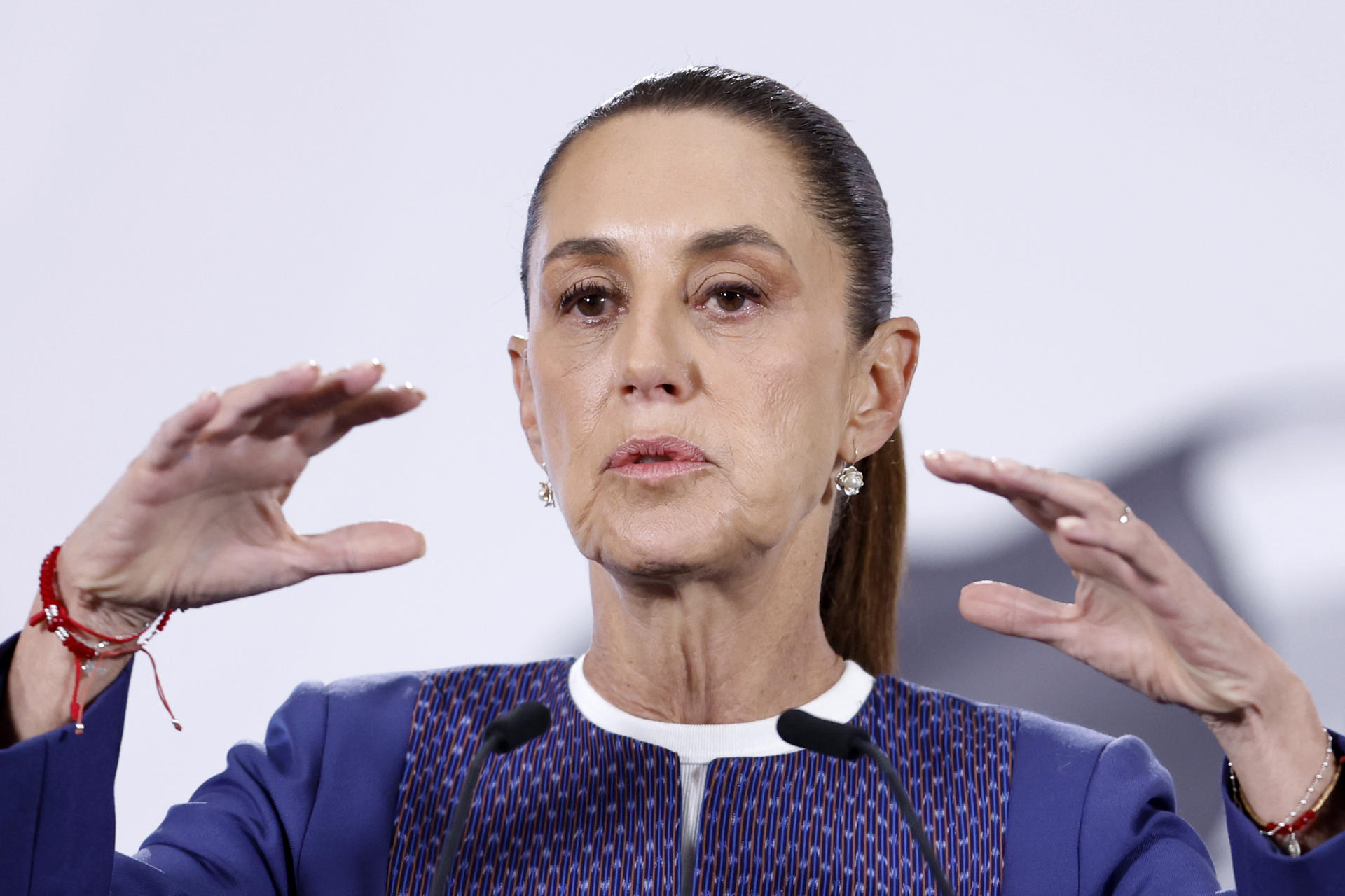 La presidenta de México, Claudia Sheinbaum, habla durante una rueda de prensa este martes en Palacio Nacional de la Ciudad de México (México). EFE/Sáshenka Gutiérrez
