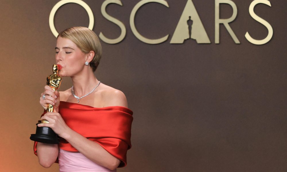 Jessie Buckley posa con la estatuilla a mejor actriz por 'Hamnet' este 15 de marzo de 2026, en la ceremonia 98º de los premios Óscar, en Los Ángeles (Estados Unidos). EFE/ Armando Arorizo