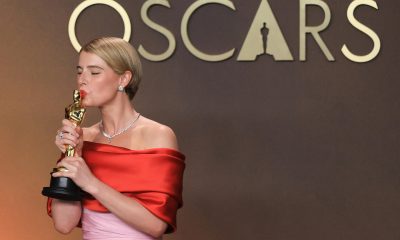 Jessie Buckley posa con la estatuilla a mejor actriz por 'Hamnet' este 15 de marzo de 2026, en la ceremonia 98º de los premios Óscar, en Los Ángeles (Estados Unidos). EFE/ Armando Arorizo