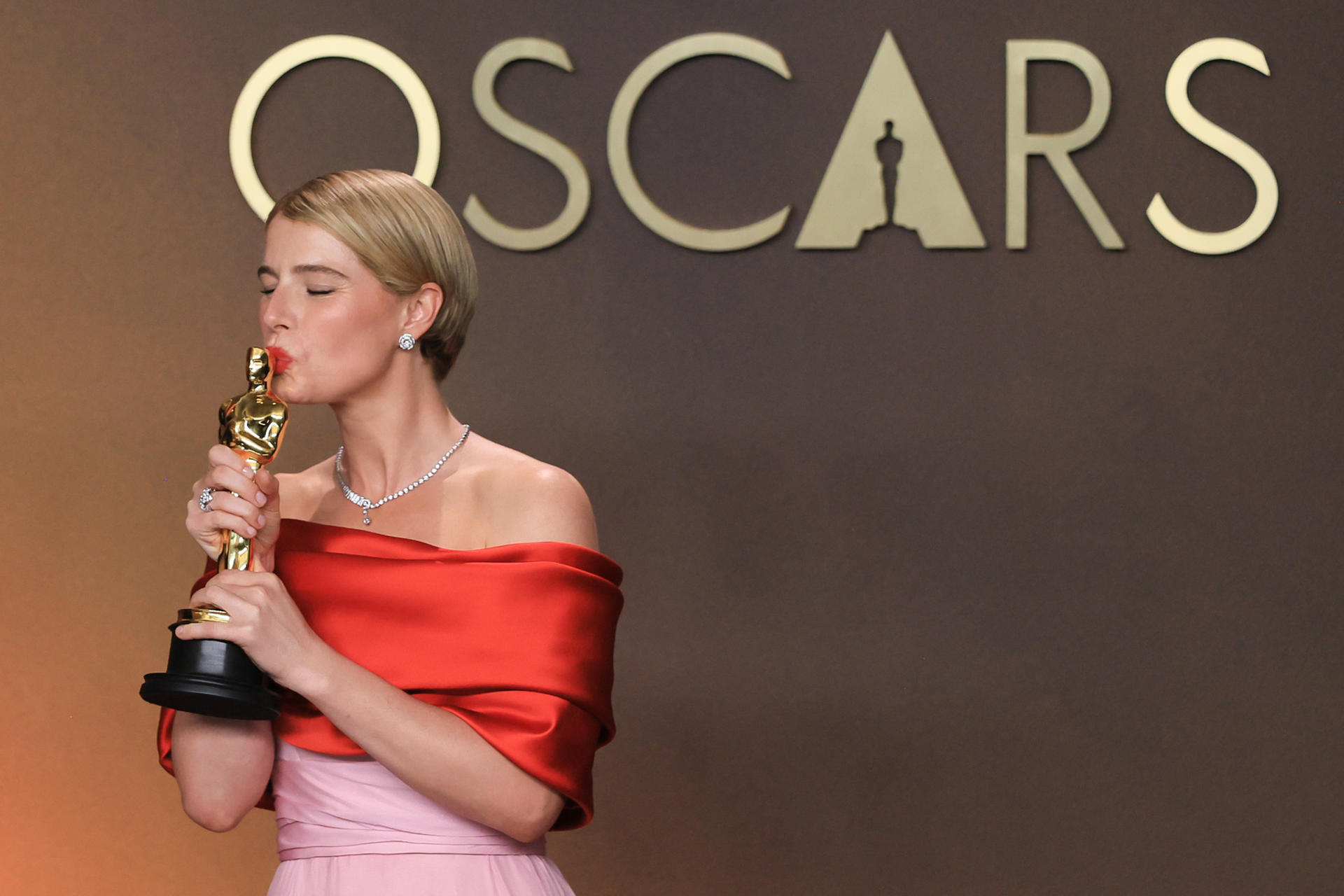 Jessie Buckley posa con la estatuilla a mejor actriz por 'Hamnet' este 15 de marzo de 2026, en la ceremonia 98º de los premios Óscar, en Los Ángeles (Estados Unidos). EFE/ Armando Arorizo