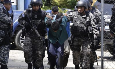 Fotografía de archivo del 3 de octubre de 2022 que muestra a supuestos pandilleros presentados por la Policía luego de un operativo de seguridad, en Comasagua (El Salvador). EFE/ Rodrigo Sura