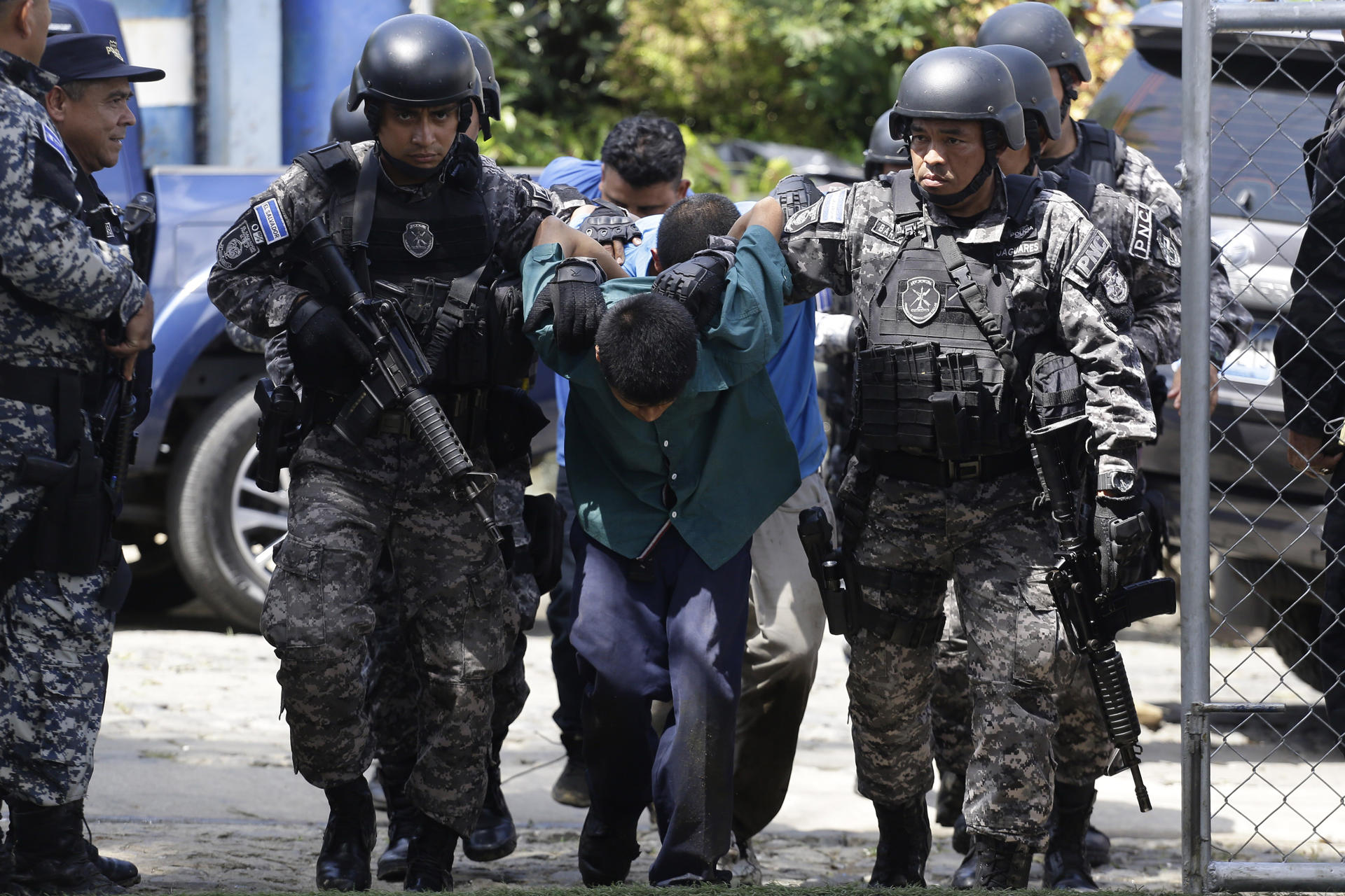 Fotografía de archivo del 3 de octubre de 2022 que muestra a supuestos pandilleros presentados por la Policía luego de un operativo de seguridad, en Comasagua (El Salvador). EFE/ Rodrigo Sura